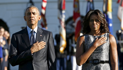 Tổng thống Obama và phu nhân dành 1 phút mặc niệm những nạn nhân vụ khủng bố 11/9 vào năm ngoái. Ảnh: Reuters.