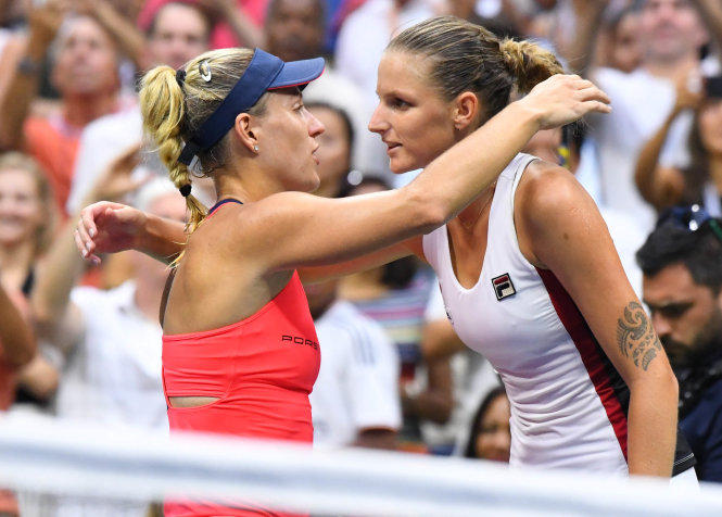 Kerber (trái) và Pliskova ôm nhau sau trận chung kết đầy cảm xúc. Ảnh: REUTERS