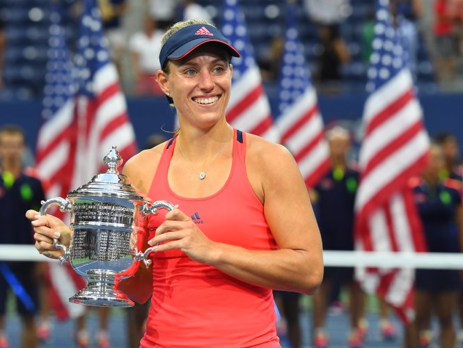 Kerber cùng chiếc cúp vô địch US Open. Ảnh: REUTERS