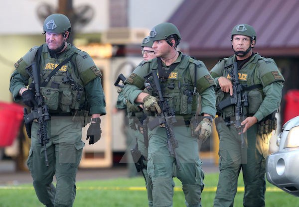 Cảnh sát Mỹ làm nhiệm vụ tại hiện trường một vụ nổ súng. (Nguồn: AFP/TTXVN)