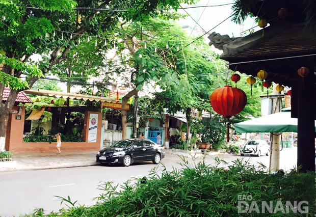 Từ góc quán Trúc Lâm Viên, du khách có thể thả hồn ngắm phố phường yên bình trong buổi chiều tà.