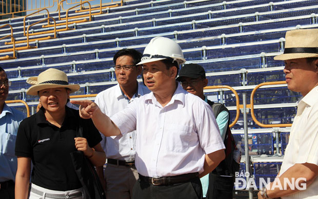 Municipal People’s Committee Vice Chairman Dang Viet Dung (second right) checking the preparations for ABG5 