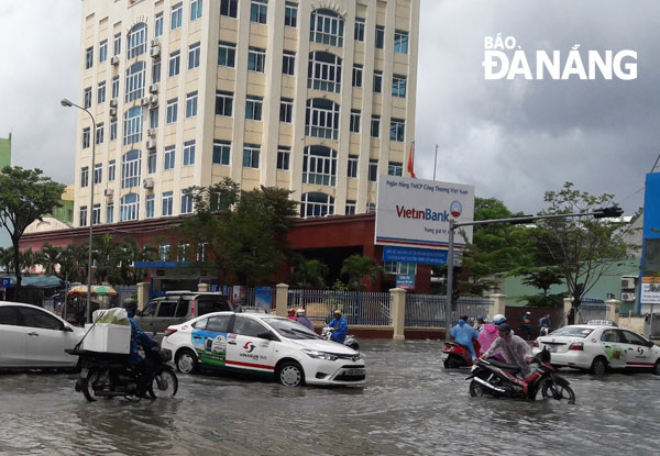 Mưa lớn trong ngày 12-9 làm nhiều tuyến đường trên địa bàn Đà Nẵng bị ngập sâu. Ảnh: NGỌC PHÚ