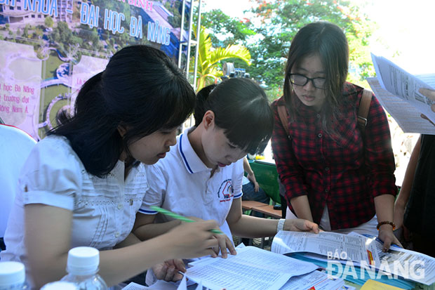 Thí sinh tìm hiểu thông tin các trường đại học tại Ngày hội Tư vấn tuyển sinh 2016 do Đại học Đà Nẵng tổ chức.