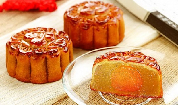 Traditional mooncakes with mung bean paste and salted eggs Tuoi Tre