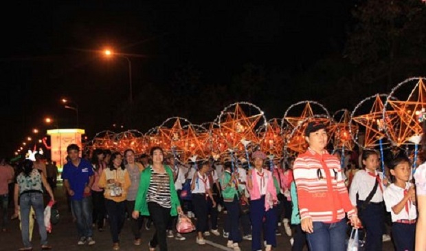 Kids’ procession with their star-shaped lanterns during a mid-autumn festival in Vietnam Tuoi Tre