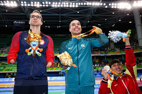 Kình ngư Võ Thanh Tùng (ngoài cùng bên phải) giành HCB Paralympic. (Ảnh: Getty). 