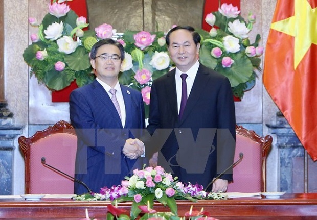 President Tran Dai Quang (R) and Governor of Japan’s Aichi prefecture Hideaki Omura (Source: VNA)