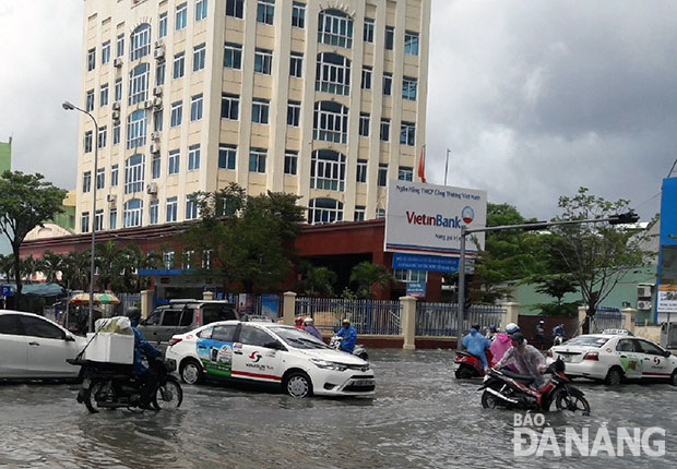 Flooding on a section of Nguyen Van Linh Street