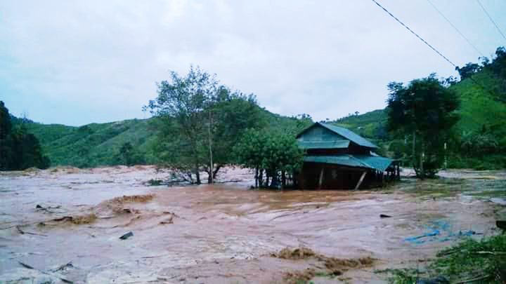 Một ngôi nhà dân giữa biển nước. (Ảnh do người dân cung cấp)