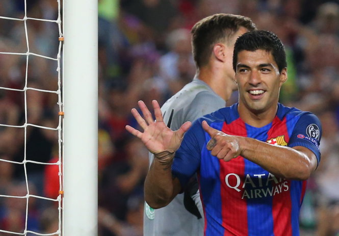 Luis Suarez ăn mừng bàn thắng nâng tỉ số lên 6-0 cho Barcelona. Ảnh: Reuters