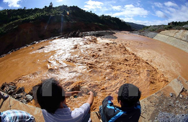 Công nhân đang mong ngóng tin các nạn nhân bị mất tích dưới dòng nước lũ tại hiện trường sự cố vỡ đường ống dẫn dòng Công trình thủy điện Sông Bung 2. 