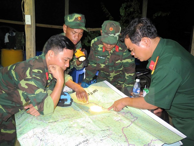 Lực lượng chức năng đang phân khu vực tìm kiếm các nạn nhân mất tích bị nước cuốn trôi. 