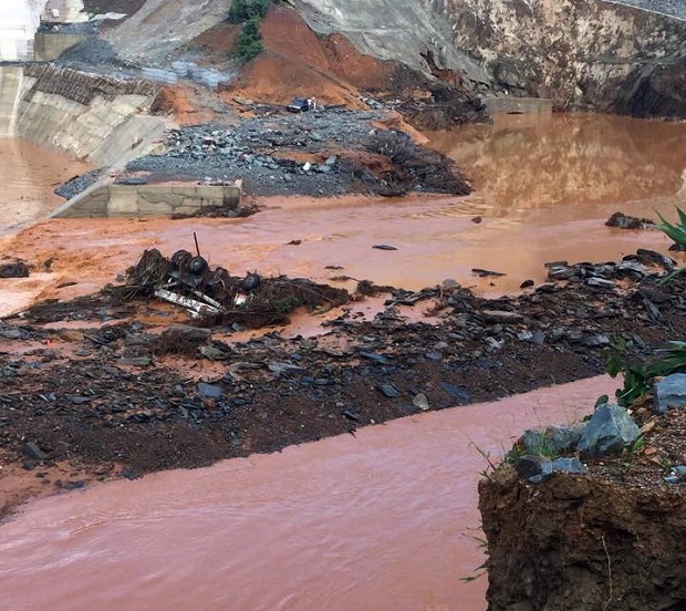 Damaged vehicles and equipment, along with debris caused by the flash flood following the dam pipeline failure. Photo: Tuoi Tre