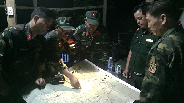 Local officers plan the rescue of the missing workers. Photo: Tuoi Tre