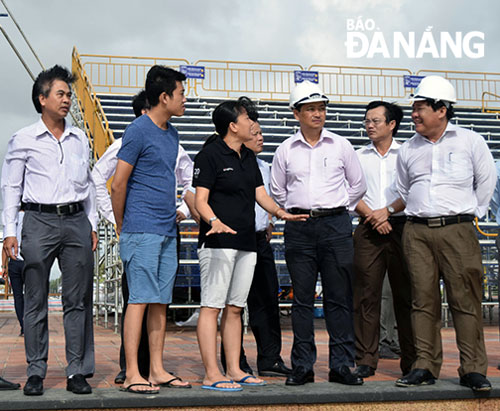 Vice Chairman Dung (third right) inspecting the construction sites of competition facilities at the East Sea Park