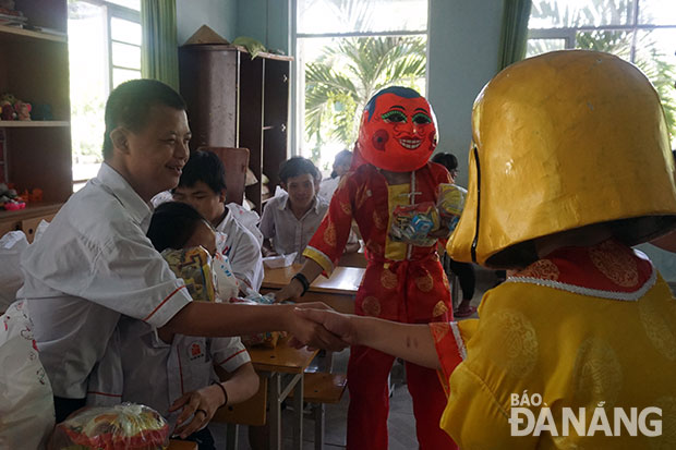 Trẻ em là nạn nhân chất độc da cam hào hứng đón Trung thu. 		          ảnh: BÌNH AN