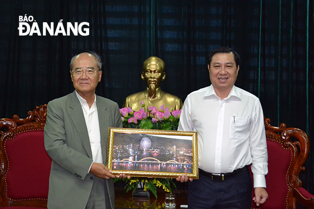 Chủ tịch UBND thành phố Huỳnh Đức Thơ (phải) tiếp nguyên Tổng Giám đốc UNESCO Matsuura Koichiro.                    Ảnh: VIỆT DŨNG