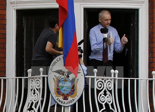 Nhà sáng lập Wikileak Julian Assange phát biểu tại đại sứ quán Ecuador ở thủ đô London, Anh ngày 19/8/2012. (Nguồn: Reuters/TTXVN)