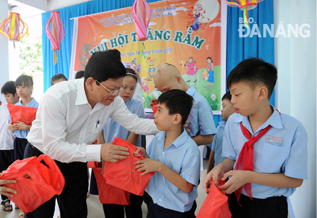 Deputy Secretary Tri presented gifts to pupils of the Tuong Lai (Future) Special School