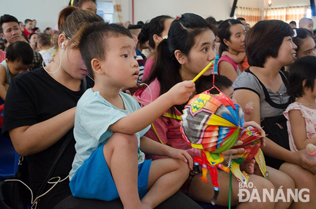 Child patients enjoying the Mid-autumn Festival at the Maternity and Paediatrics Hospital 