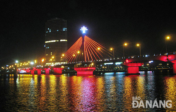 Ý tưởng thay đổi hệ thống chiếu sáng trang trí trên dây cầu Sông Hàn đã góp phần cho thành phố đẹp hơn về ban đêm.  Ảnh: Thanh Tình