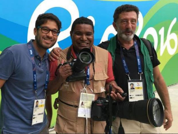 Joao Maia (giữa), 41 tuổi là người Brazil bị mù mắt từ năm 28 tuổi. Anh là phóng viên ảnh tại Paralympics 2016. Anh nói rằng “Tôi chụp ảnh không phải bằng mắt mà bằng trái tim của mình. Tôi có mặt ở đây cũng để động viên tinh thần cho các VĐV thi đấu”.