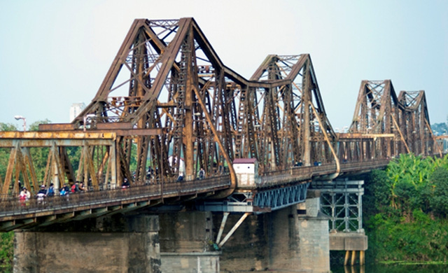 Nét độc đáo của cầu Long Biên là cách phân luồng giao thông ngược so với những cây cầu khác.
