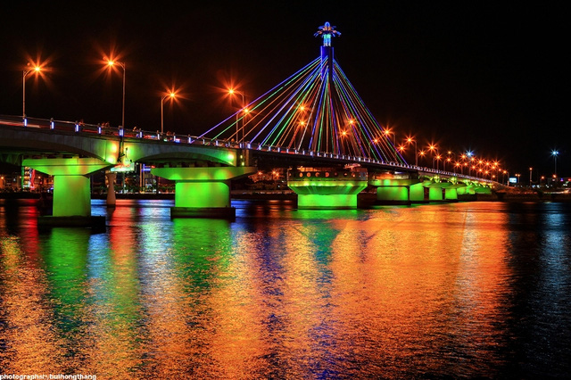Vẻ đẹp cầu Sông Hàn về đêm.
