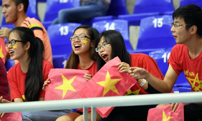 Một số CĐV VN có mặt trên sân cổ vũ tuyển futsal VN. 