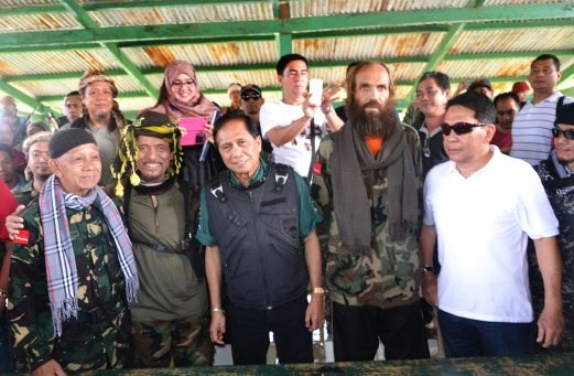 Three Indonesian fishermen and a Norwegian citizen have been freed by the Abu Sayyaf militant group after three months in captivity (Photo: AFP)