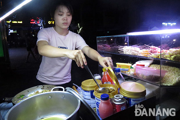 Le Thi Luyen selling fried corn