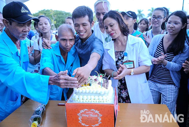 The organisers of the ‘One Photo – Many Hopes’ charity project celebrating the birthday of a patient at the Cancer Hospital