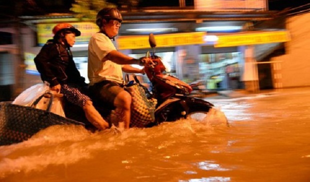 Floodwater reaches the seats of a motorbike on Le Van Luong Street in Nha Be District, Ho Chi Minh City, on September 19, 2016. Tuoi Tre