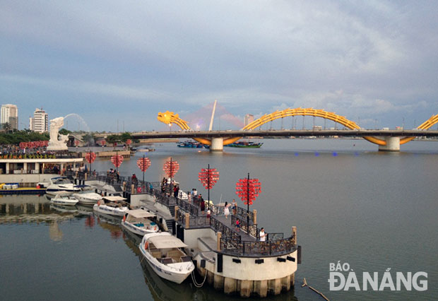 The city’s Han River and Rong (Dragon) Bridge