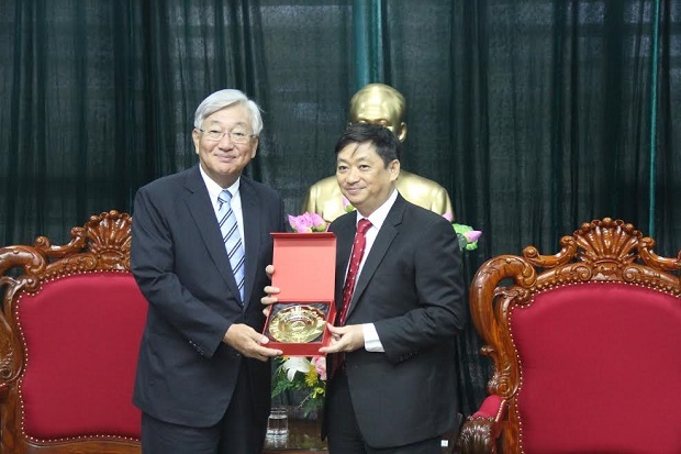 Dr Shin (left) and Vice Chairman Dung