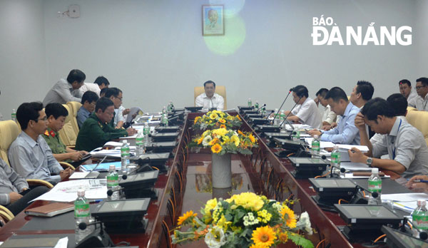 Chủ tịch UBND thành phố Huỳnh Đức Thơ làm việc với Tập đoàn Sun Group về kế hoạch tổ chức Lễ hội pháo hoa 2017. Ảnh: THU HÀ