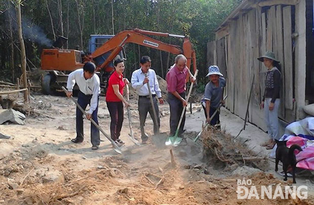 Bà Đinh Thị Chi, Chủ tịch Hội CTĐ xã Hòa Phong (thứ hai từ trái sang) tham gia lễ khởi công ngôi nhà nhân ái cho anh Nguyễn Văn Việt (thôn Khương Mỹ, xã Hòa Phong).