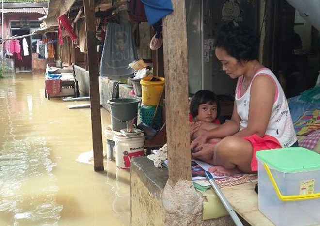 Torrential rains swelled the Cimanuk and Cikamuri rivers, resulting in flash floods which damaged houses in the area. (Photo: kompas.com)