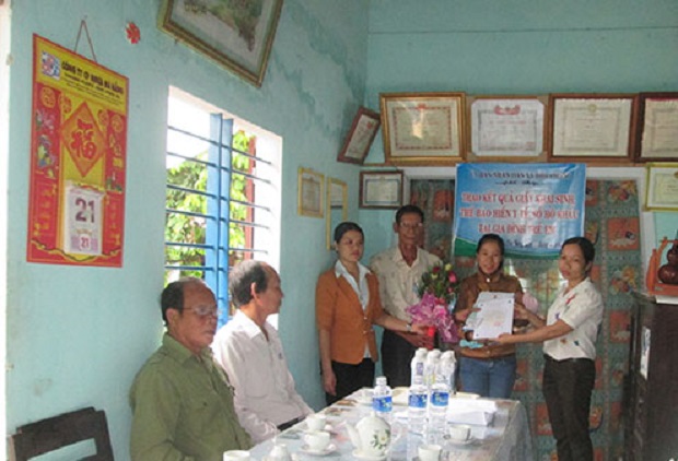  Chairwoman Van (first, right) presenting the newborn baby’s documents