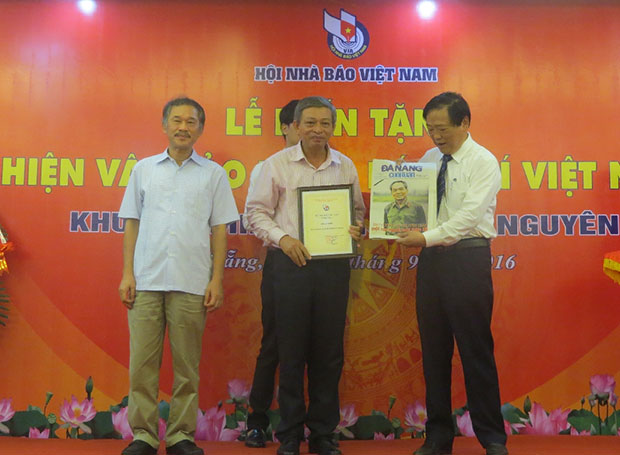 Phó tổng biên tập Báo Đà Nẵng Lê Quang Á trao tặng hiện vật cho Bảo tàng Báo chí.