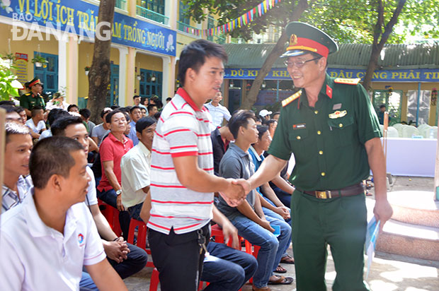 Đại tá Trương Chí Lăng - Chỉ huy trưởng Bộ Chỉ huy Quân sự thành phố động viên lực lượng dự bị động viên quận Sơn Trà được huy động tham gia sẵn sàng chiến đấu trong diễn tập phòng thủ quận năm 2016.