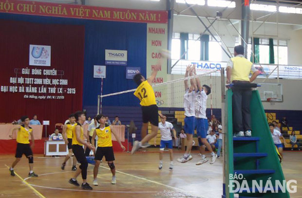 Sinh viên Đại học Đà Nẵng tham gia giải bóng chuyền năm 2015. (Ảnh Đại học Đà Nẵng cung cấp)