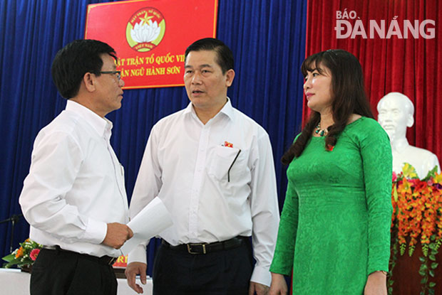  Mr Quang (centre) speaking to 2 other local NA members