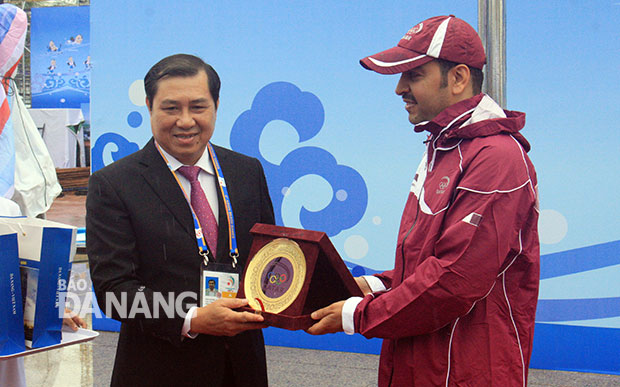 Chairman Tho receiving a gift from a Qatar representative