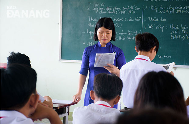 Cô giáo Nguyễn Thị Hằng thường lồng ghép nội dung chủ quyền biển, đảo trong những giờ giảng để giáo dục học sinh lòng yêu nước.