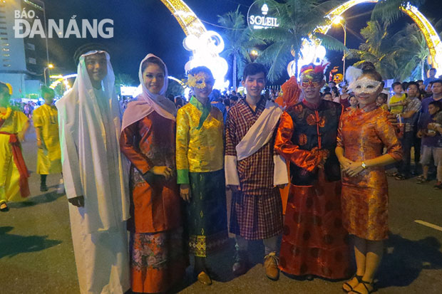 Bên cạnh đó, giới thiệu trang phục truyền thống của một số quốc gia tham dự Đại hội.