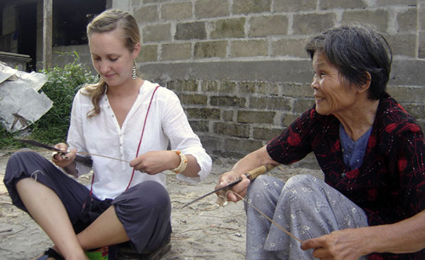 Một du khách của dự án “Kết nối văn hóa” làm sản phẩm thủ công cùng người dân địa phương. (Ảnh do nhân vật cung cấp)