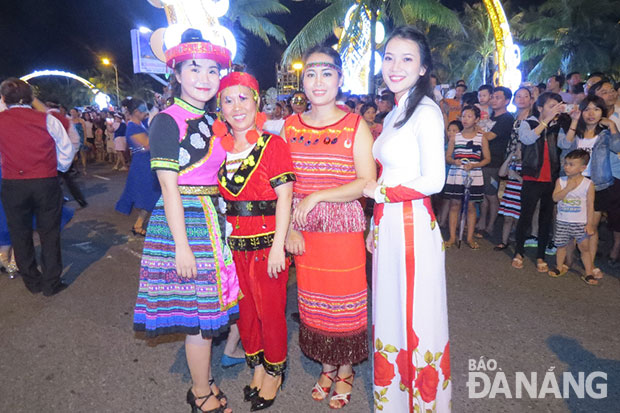 Dancers in tradition costumes of Viet Nam and ….