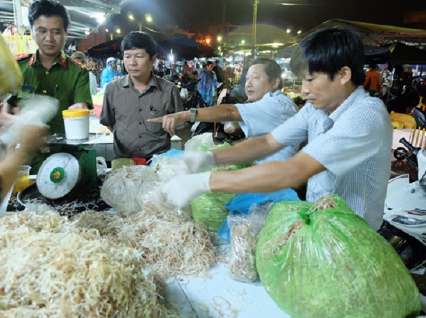 Checking a stall selling bean sprouts at a local market (Photo: http://baotainguyenmoitruong.vn)